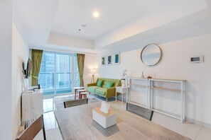 Deluxe Apartment, 2 Bedrooms, Balcony, City View | Ruang tamu | 42 inci televisyen skrin rata dengan kabel