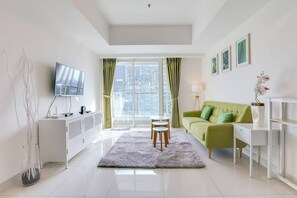 Appartement Deluxe, 2 chambres, balcon, vue ville | Coin séjour | Télévision à écran plat de 42 pouces avec chaînes par câble