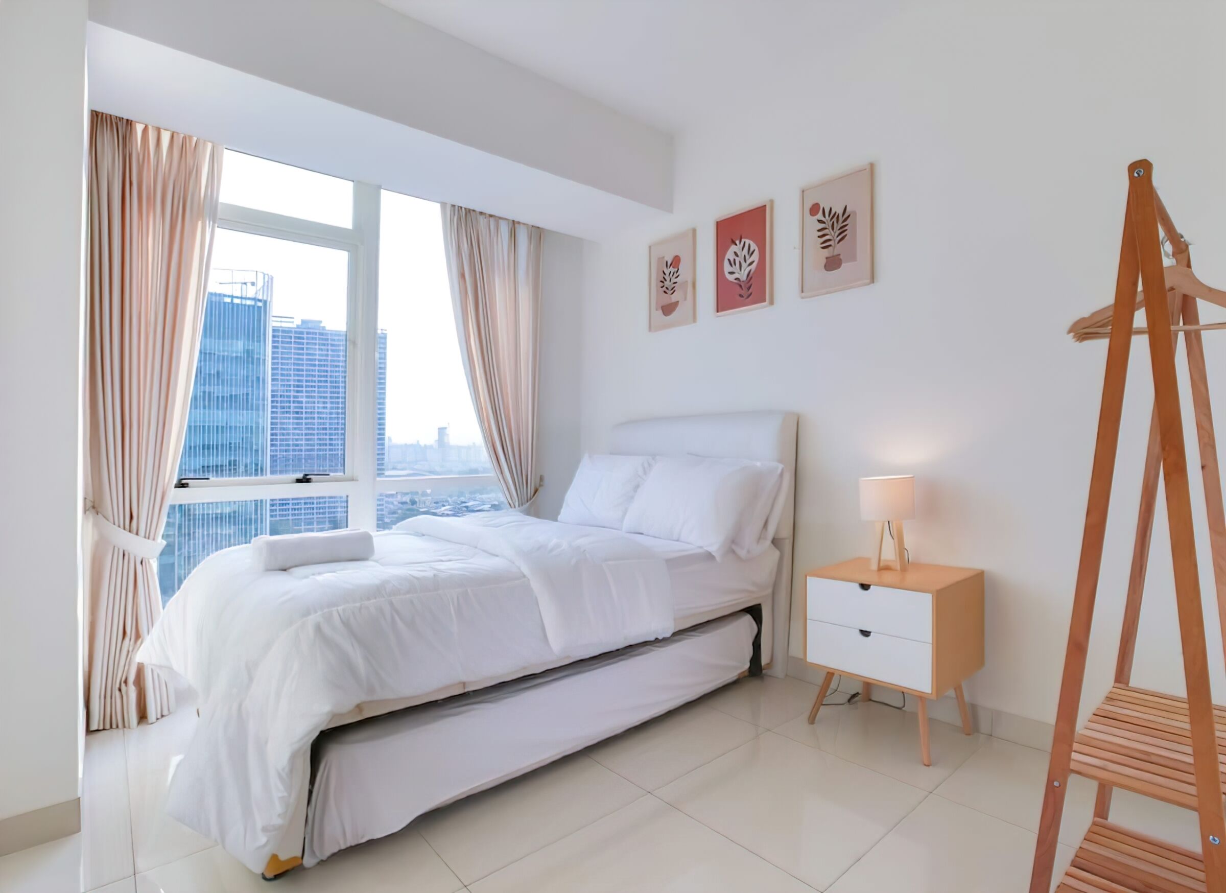 Ein modernes Schlafzimmer mit Bett, Nachttisch und Blick auf die Stadt.