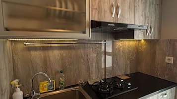 Deluxe Apartment, 1 Bedroom, Balcony, City View | Private kitchen