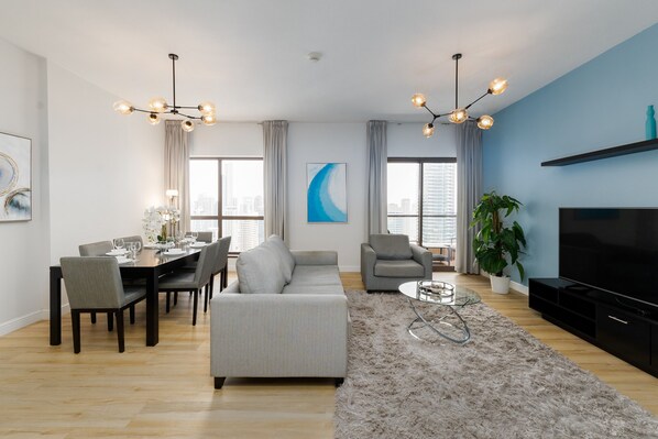 TV - Trendy JBR 2BR w/ Pool and Gym, Marina Views (Dubai)