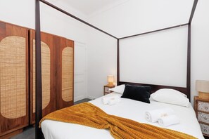 1 habitación, tabla de planchar con plancha y ropa de cama 