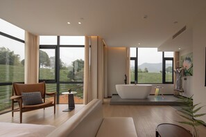 Panorama tweepersoonskamer, uitzicht op bergen | Donsdekens, een minibar, een bureau, gratis wifi