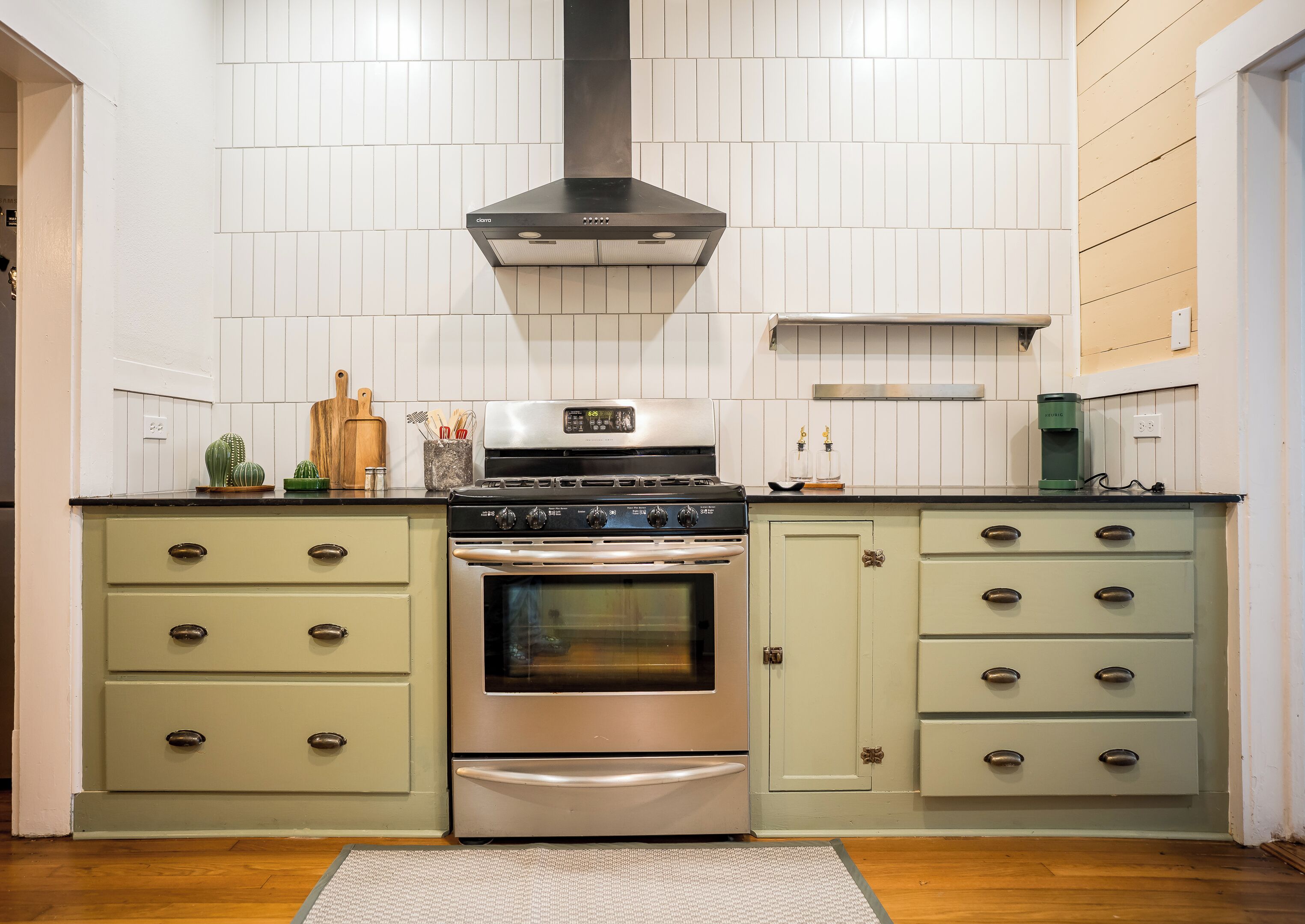 Kjøleskap, mikrobølgeovn, ovn og kokeplater