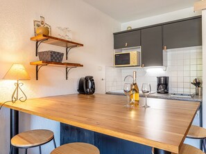Fridge, microwave, dishwasher, cookware/dishes/utensils