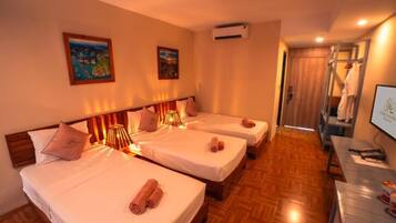 Deluxe driepersoonskamer | 1 slaapkamer, verduisterende gordijnen, een strijkplank/strijkijzer