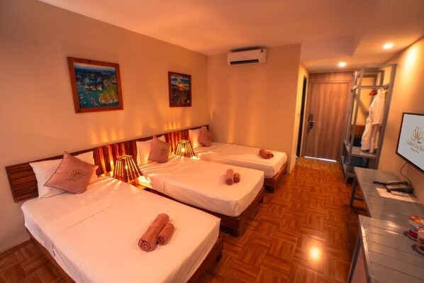 Habitación triple Deluxe | Cortinas opacas, tabla de planchar con plancha, wifi gratis