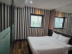 Habitación Deluxe | Cortinas opacas, tabla de planchar con plancha, wifi gratis