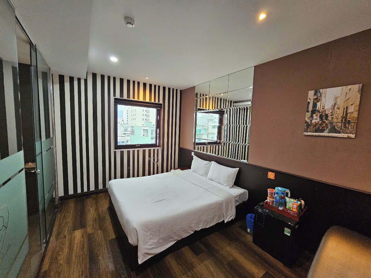 Cortinas blackout, tabla de planchar con plancha y wifi gratis 