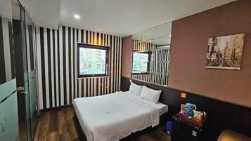 1 slaapkamer, verduisterende gordijnen, een strijkplank/strijkijzer