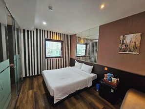 Cortinas opacas, tabla de planchar con plancha, wifi gratis