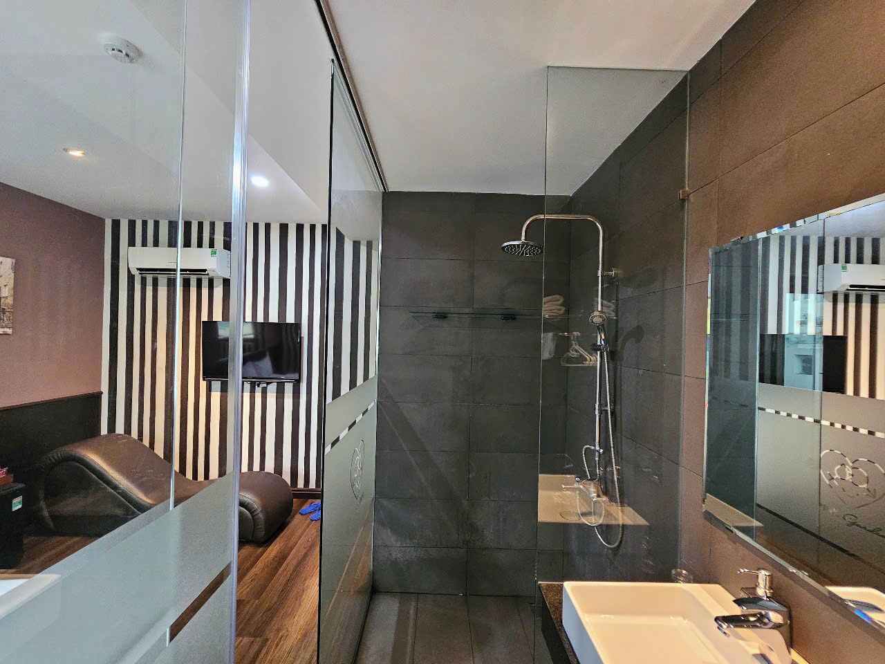 Cortinas blackout, tabla de planchar con plancha y wifi gratis 