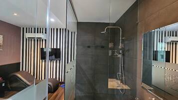 1 slaapkamer, verduisterende gordijnen, een strijkplank/strijkijzer