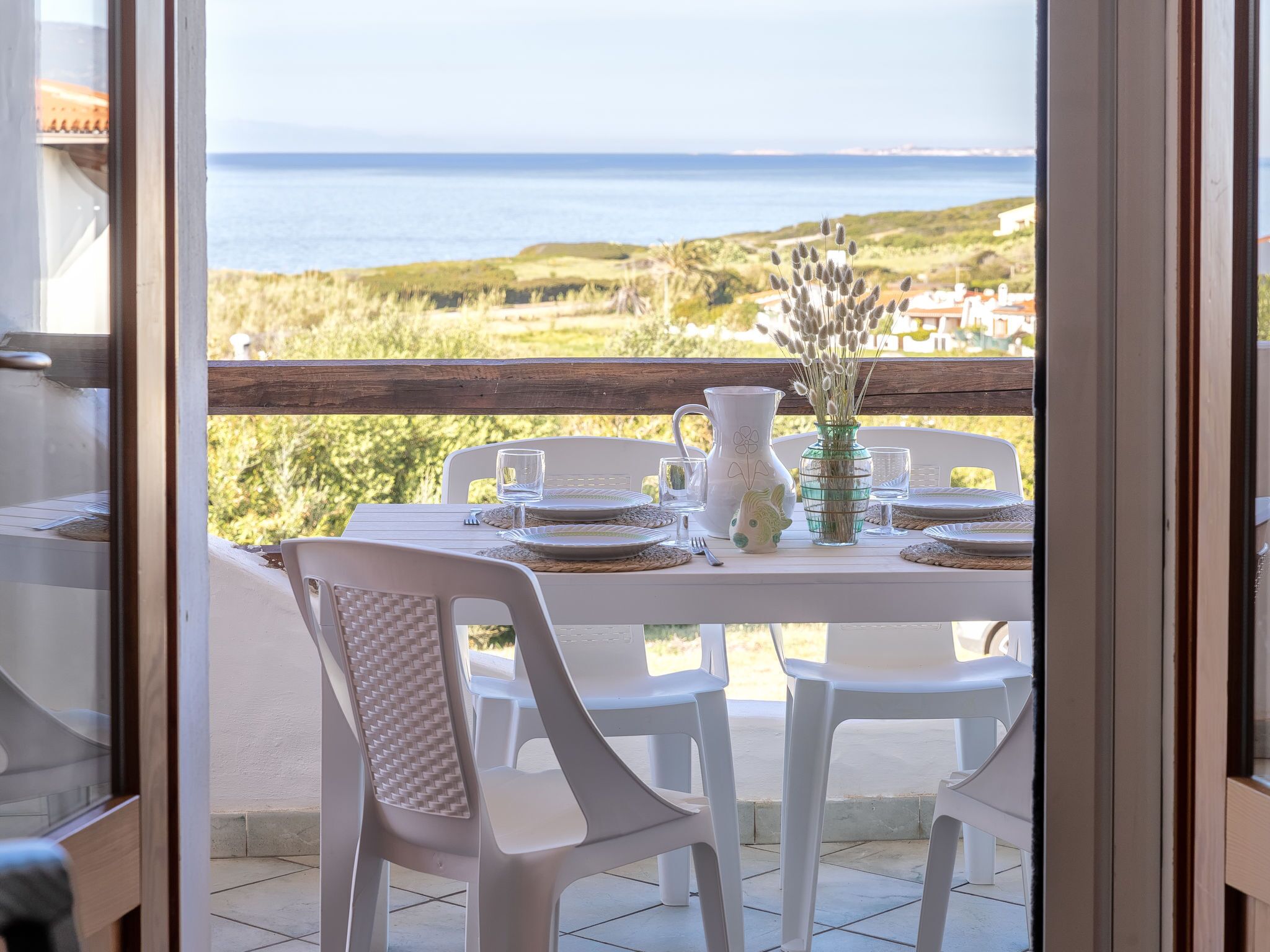 Mesa para dos con vista al mar.