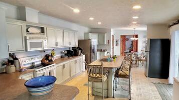 Kylskåp, mikrovågsugn, ugn och spishäll