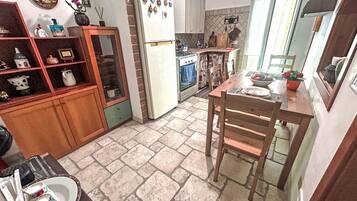 Réfrigérateur, four, batterie de cuisine, vaisselle et ustensiles