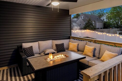 Brand New/walk to Downtown w/Hot tub & fenced yard