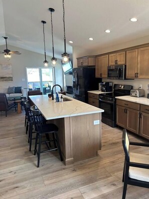 Een koelkast, een microgolfoven, een oven, een kookplaat