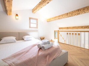 2 slaapkamers, een strijkplank/strijkijzer, internet, beddengoed