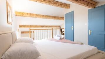 2 quartos, ferros/tábuas de passar roupa, acesso à internet