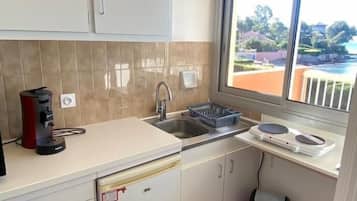 Geladeira, micro-ondas, fogão, cafeteira/chaleira