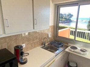 Kühlschrank, Mikrowelle, Ofen, Wasserkocher mit Kaffee-/Teezubehör