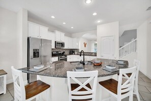 Mikrovågsugn, ugn, spishäll och diskmaskin