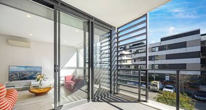 Modern Penrith Apt 2BR w Ensuites, WIR, Parking & Sofa Bed