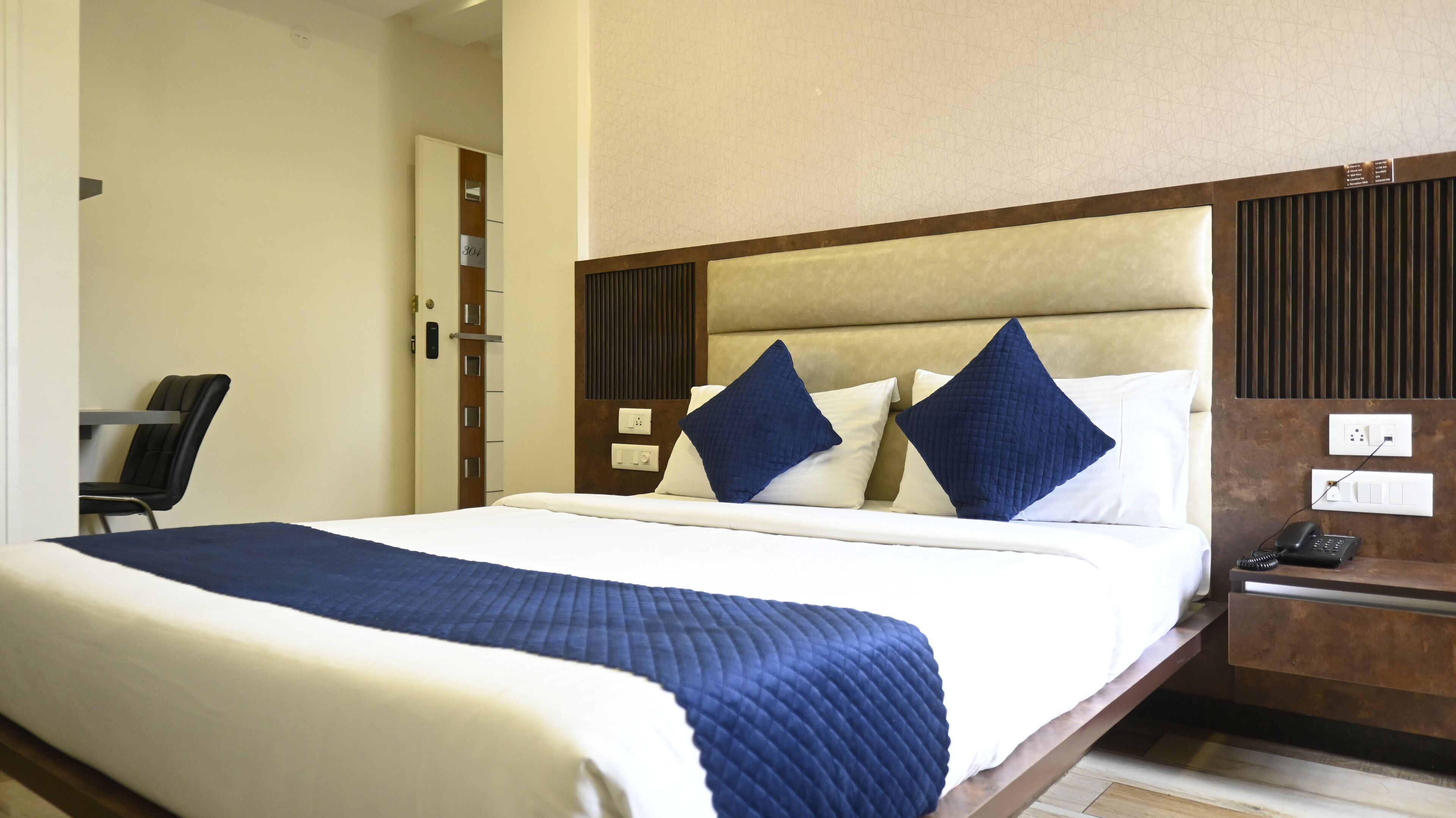 Deluxe Room | Desk, laptop workspace, free WiFi, bed sheets