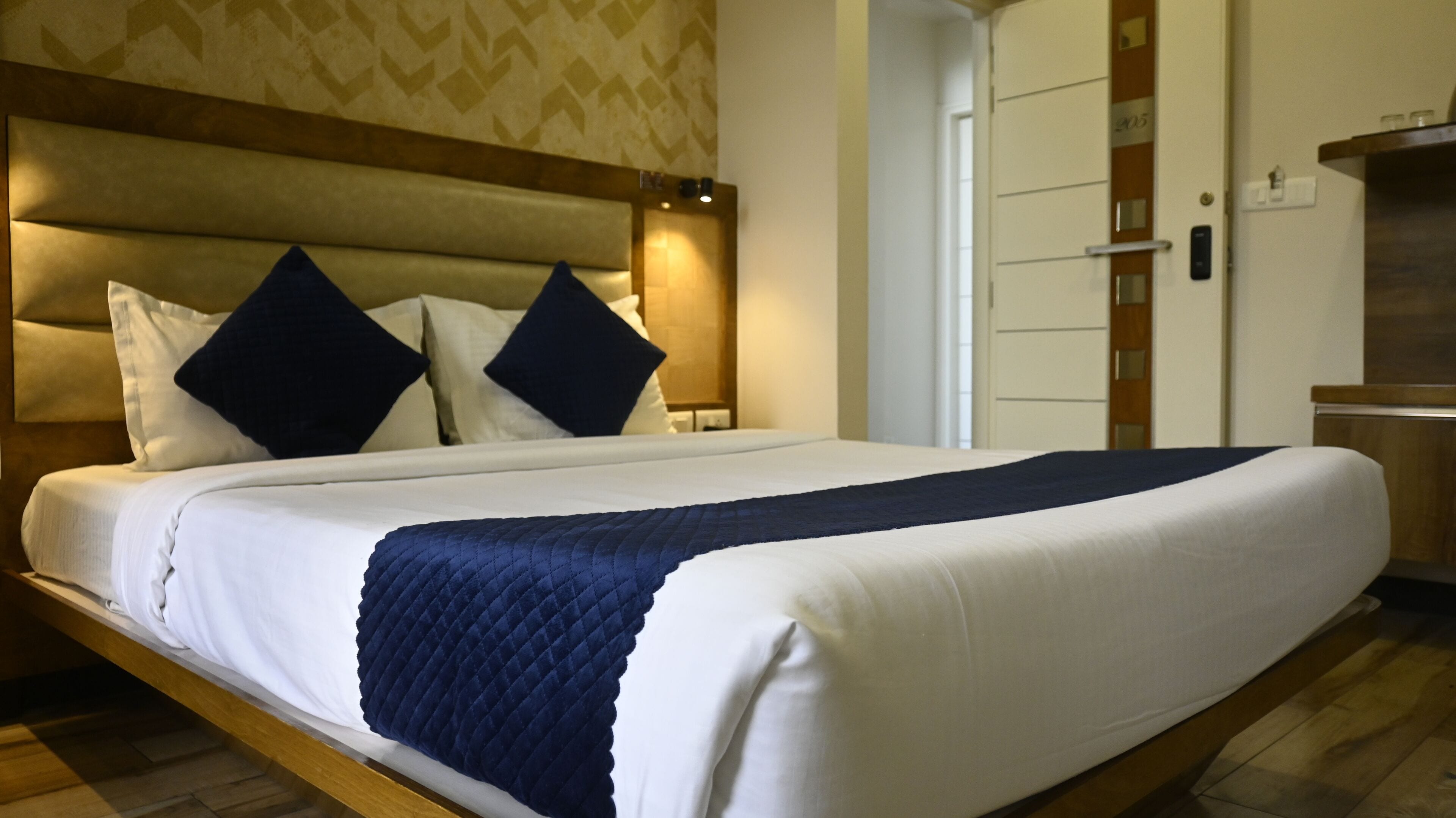 Deluxe Room | Desk, laptop workspace, free WiFi, bed sheets