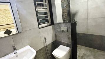 Deluxe Room | Bathroom | Shower, hair dryer, towels, soap