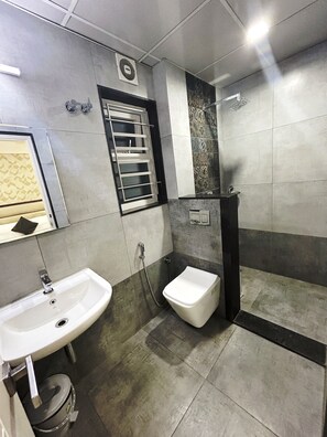 Deluxe Room | Bathroom | Shower, hair dryer, towels, soap - Hotel Rize Inn (Bengaluru)
