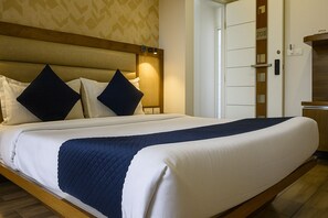 Escritorio, espacio para trabajar con laptop y wifi gratis 