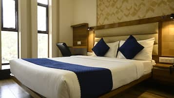 Rom – deluxe | Skrivebord, skrivebord for bærbar PC, wi-fi (inkludert) og sengetøy