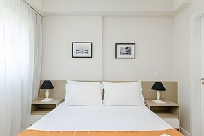 1 dormitorio, escritorio, tabla de planchar con plancha y cuna de viaje