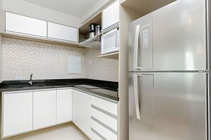 Een koelkast, een microgolfoven, een kookplaat