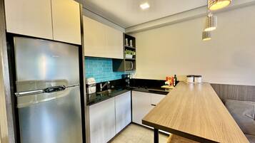 Kühlschrank, Mikrowelle, Herdplatte, Wasserkocher mit Kaffee-/Teezubehör