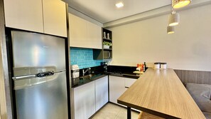 Réfrigérateur, four à micro-ondes, surface de cuisson, cafetière-théière