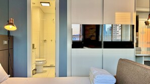 1 sovrum, skrivbord, strykjärn/strykbräda och resesäng