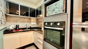 Køleskab, mikrobølgeovn, kogeplade, kaffe-/temaskine