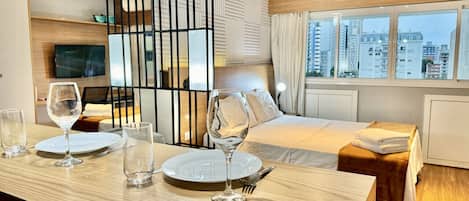 1 chambre, bureau, fer et planche à repasser, lit parapluie