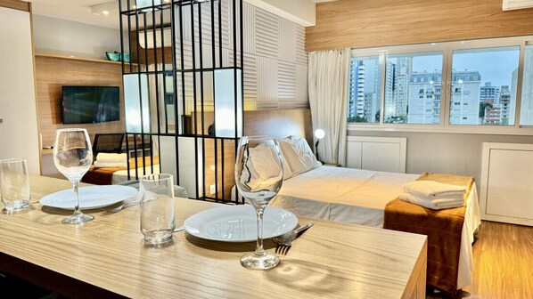 1 slaapkamer, een bureau, een strijkplank/strijkijzer, reisbedje