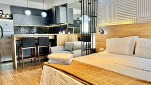 1 sovrum, skrivbord, strykjärn/strykbräda och resesäng