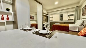 1 dormitorio, escritorio, tabla de planchar con plancha y cuna de viaje
