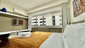 1 habitación, escritorio, tabla de planchar con plancha y cuna de viaje 