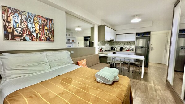 1 chambre, bureau, fer et planche à repasser, lit de bébé portatif