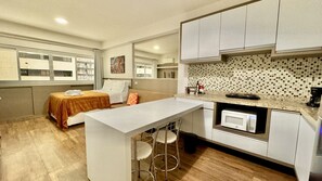 Réfrigérateur, four à micro-ondes, surface de cuisson, cafetière-théière