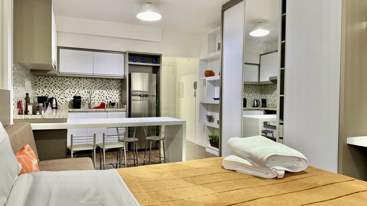 1 間睡房、書桌、熨斗/熨衫板、可攜式嬰兒床