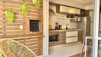 Frigorífic, microones, placa de cuina i cafetera i tetera