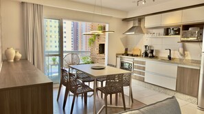Refrigerador, microondas, placa de cocina, cafetera/tetera
